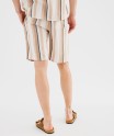 Short large à rayures avec ceinture ajustable pour homme